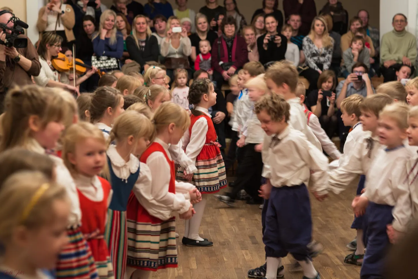 Sel laupäeval annavad Rotalia majas pärimust edasi ka pisikesed folkloorisõbrad. Foto on tehtud varasemal Tartumaa trallami kevadpeol, kus lapsed kutsusid oma vanavanemaid mänguringi.