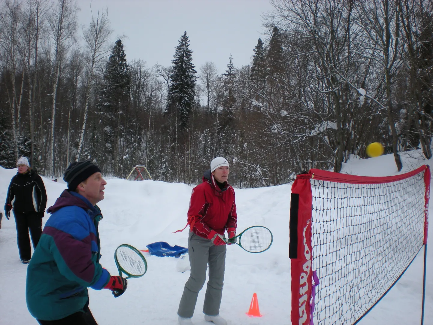 Üheks lõbusamaks võistluseks tenniseklubi vastlaüritusel oli lumetennis, pildil on mänguhoos Lea Ong ja Aare Kongi.