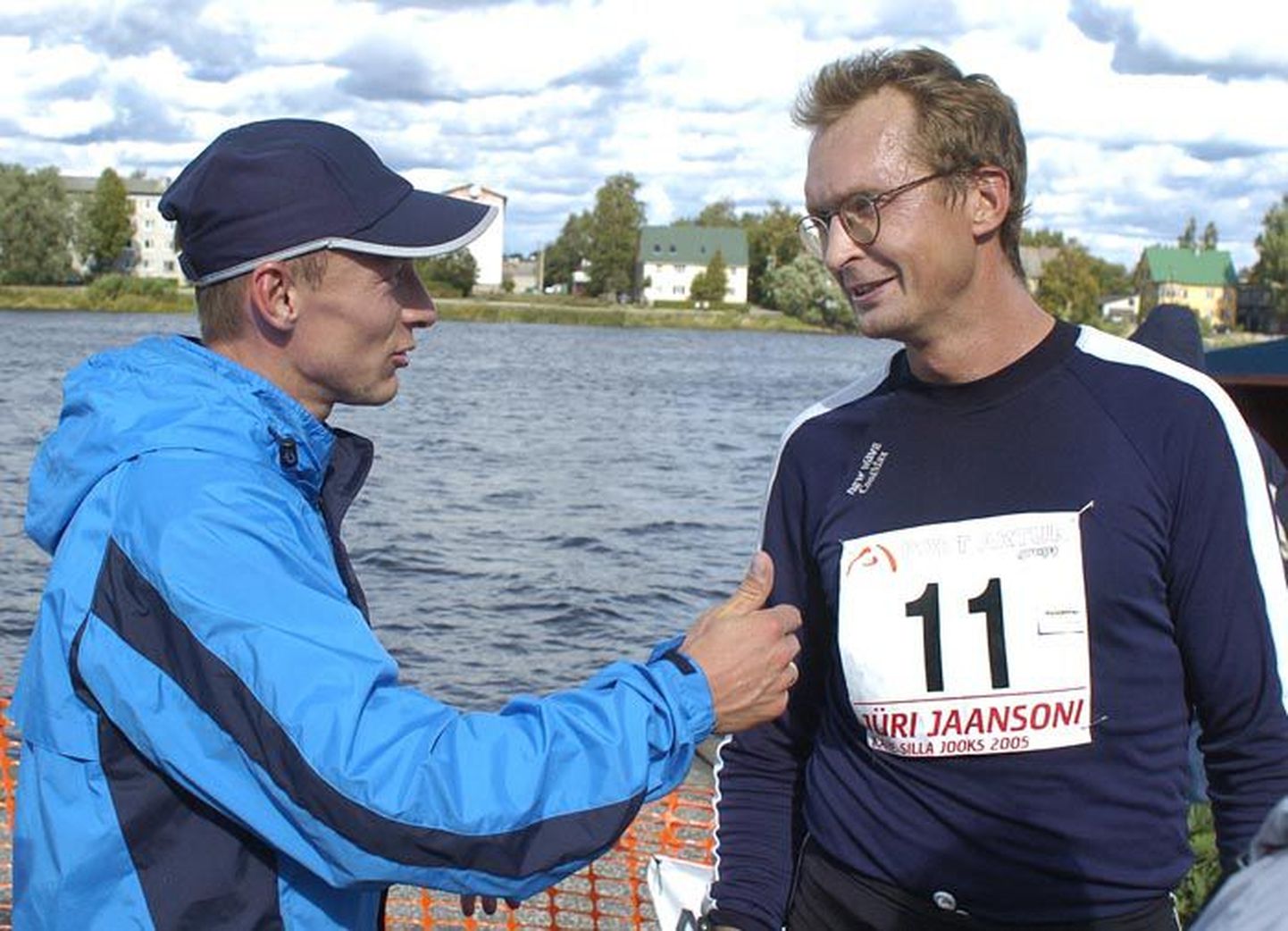 Neljakordne kahe silla jooksu võitja Pavel Loskutov (vasakul) kiitis Jüri Jaansonile Pärnu jõe paremkaldale tehtud uut rajaosa.