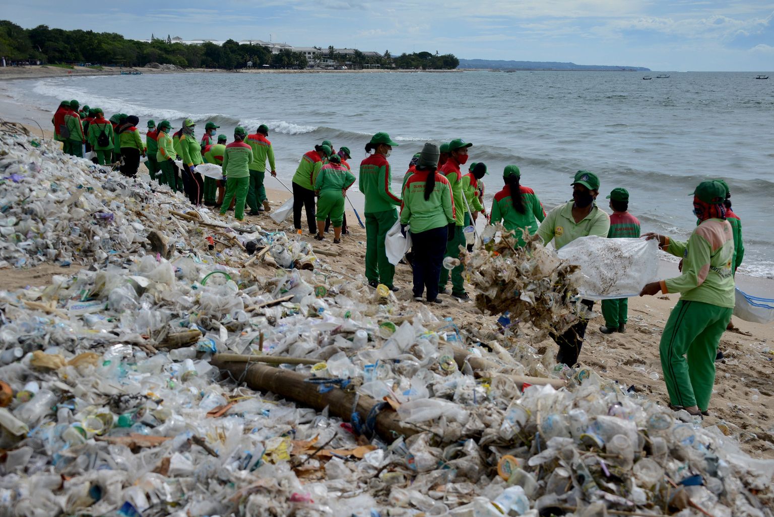 Plastmassijäätmete korje Indoneesias Kuta lahe ääres Bali saarel 2021 aasta jaanuarikuus.
Tulevikus võib sellest sada ihalduväärne toore, mida saab vaat-et sõrmenipsust põlevaks gaasiks või keemiatööstuse tooraineks muuta.