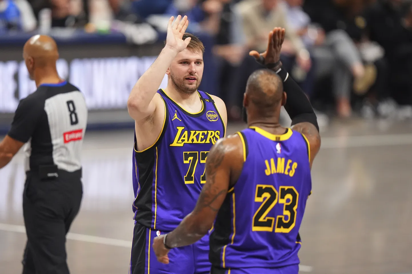 Los Angeles Lakersit ei ole raske müüa, kui klubis mängivad Luka Doncic (nr 77) ja LeBron James (23).