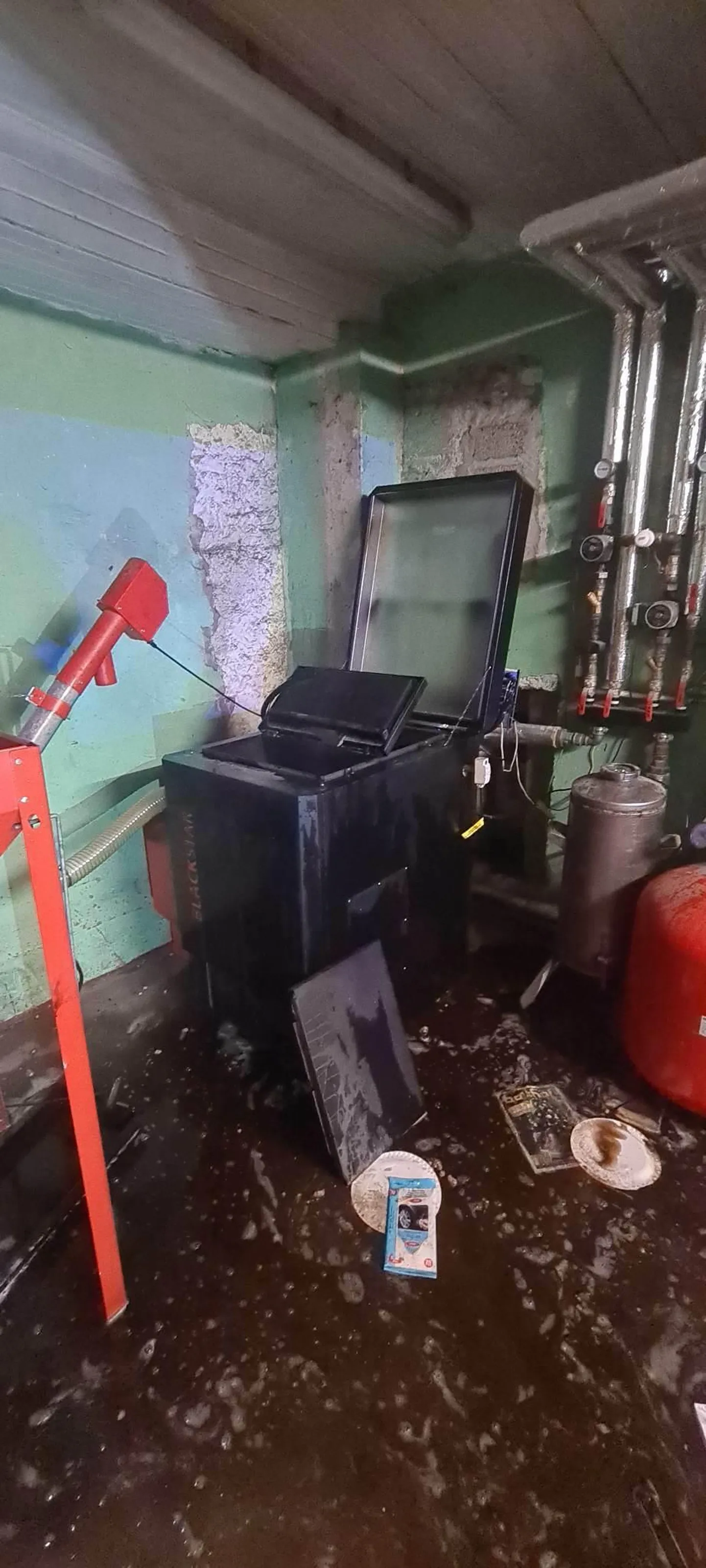Eramajas plahvatas pelletikatel.