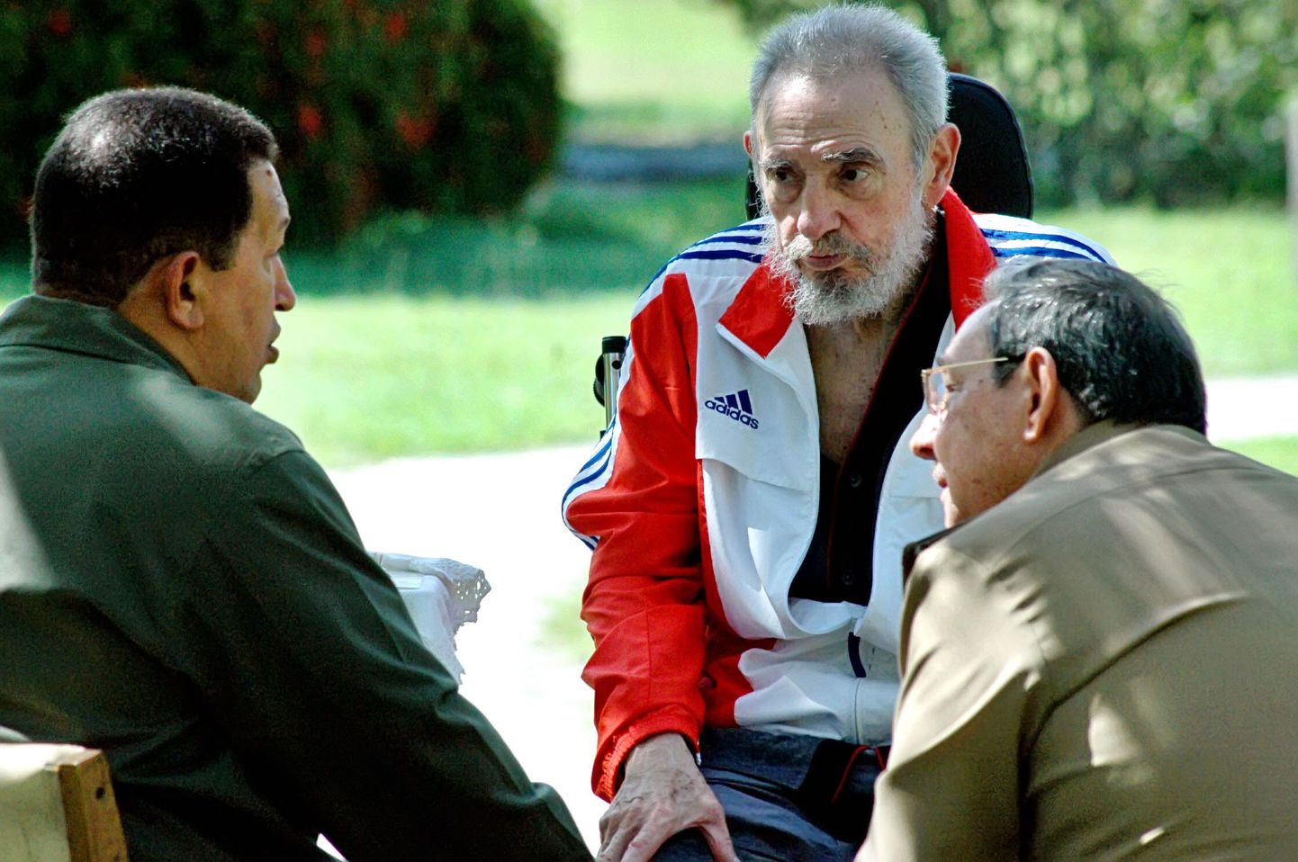 Venezuela president Hugo Chávez (vasakul), Kuuba revolutsiooni elav legend ja endine president Fidel Castro (keskel) ja tema vend Raúl Castro möödunud aasta juunis.
