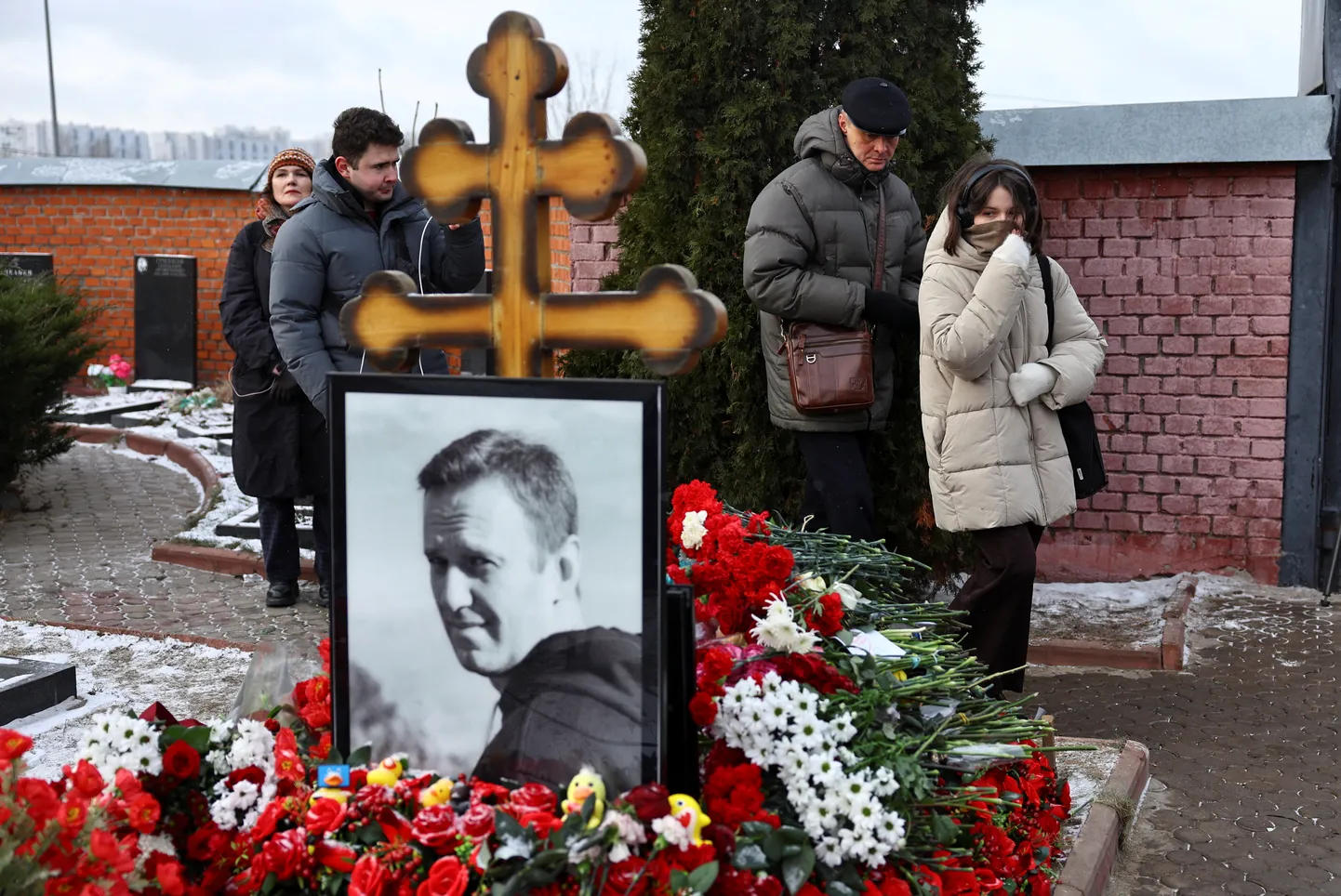Venemaa opositsioonijuht Aleksei Navalnõi, kes suri 16. veebruaril 2024 Siberis Harpi vanglas, on maetud Moskva Borissovi surnuaiale. Pildil on inimesed Navalnõi haua juures ta surma-aastapäeva paiku 15. veebruaril 2025.