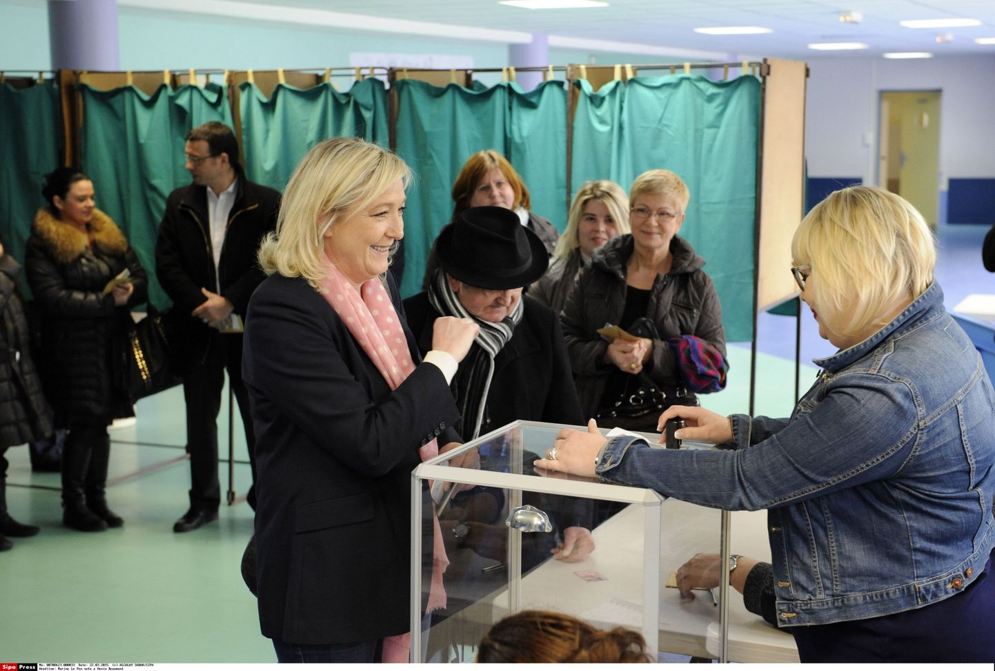 Marine Le Pen hääletamas.