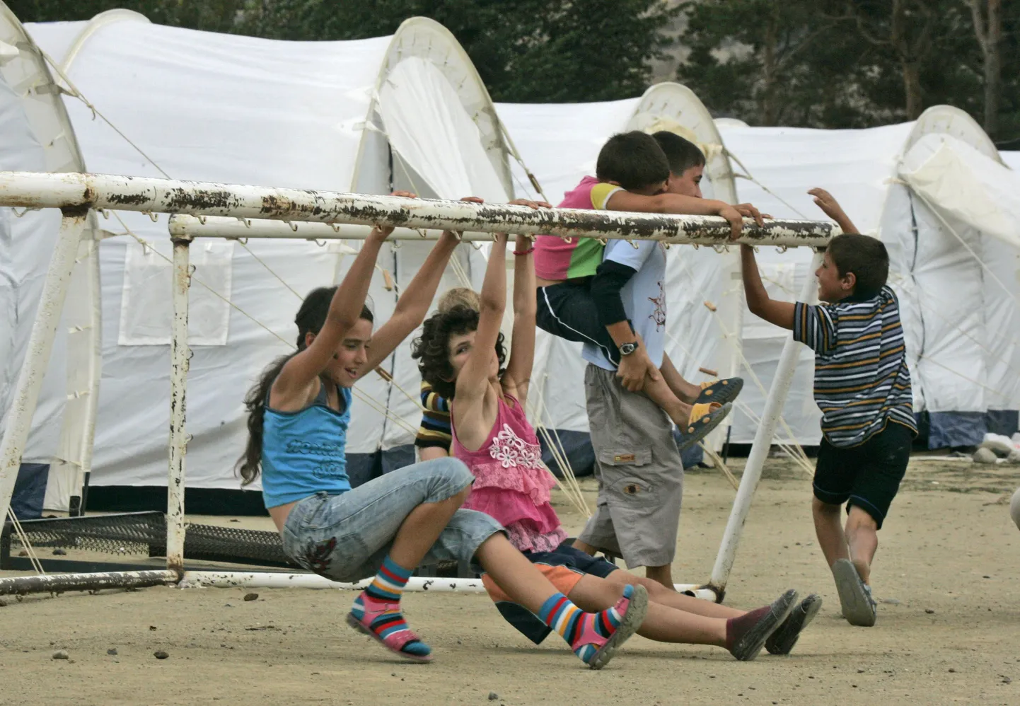 Gori lähedal asuvas põgenike linnakus mängivad lapsed.