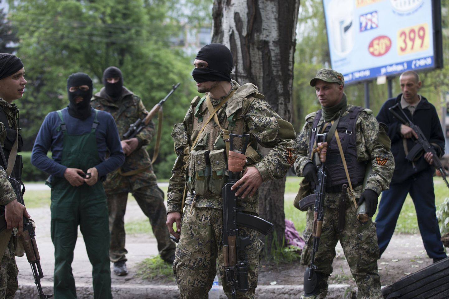 Venemeelsed relvastatud mehed kuulavad oma komandöri instruktsioone Slovjanskis, kus varahommikul algas erioperatsioon.