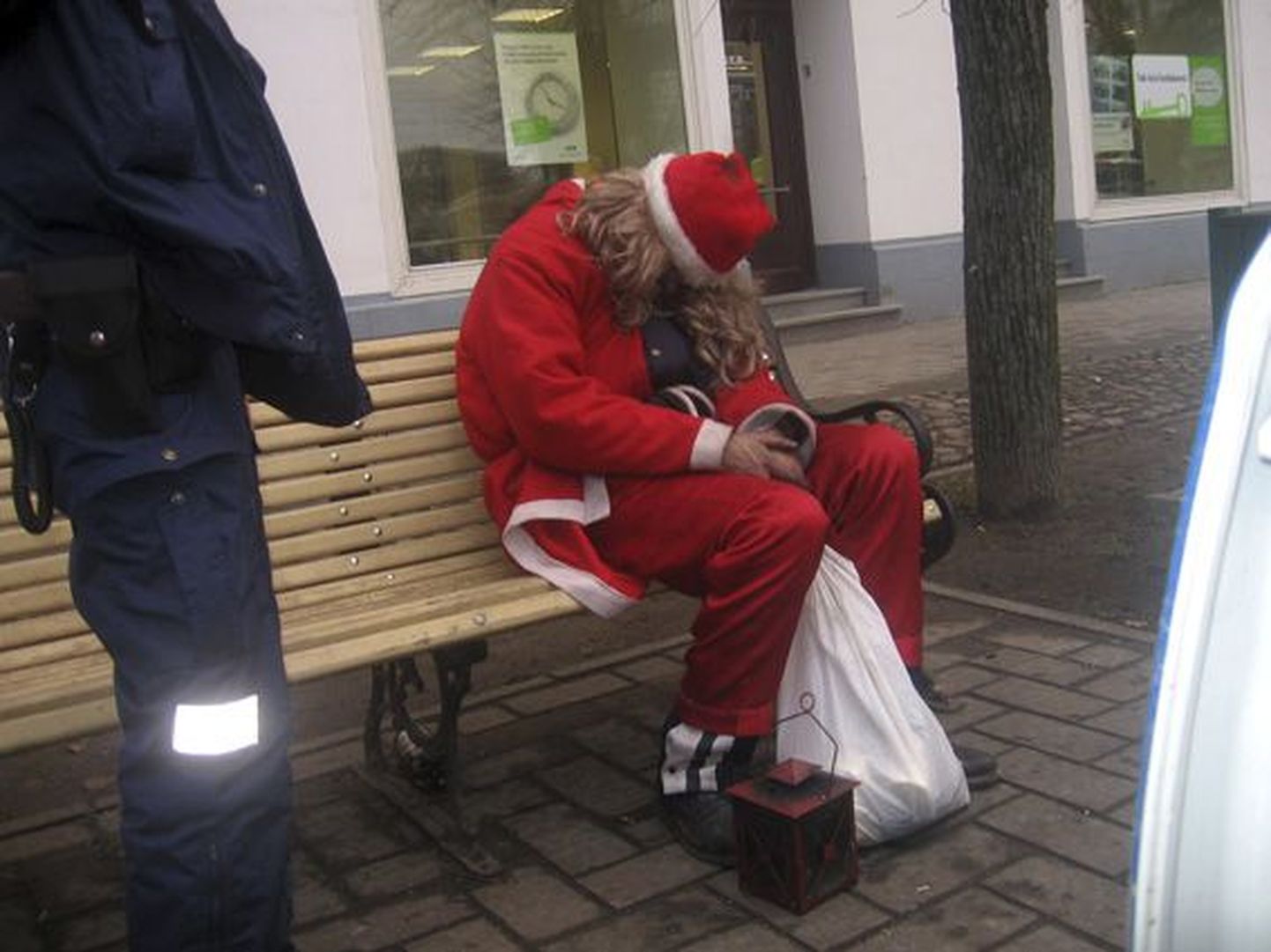 Viimati nähti Rakvere kesklinnas sama jõulumeest 2006. aastal, kui ta tukkus pingil.