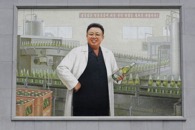Kim Jong-ili reklaam, millel ta on koos kuulsa Põhja-Korea Taedonggangi õllega