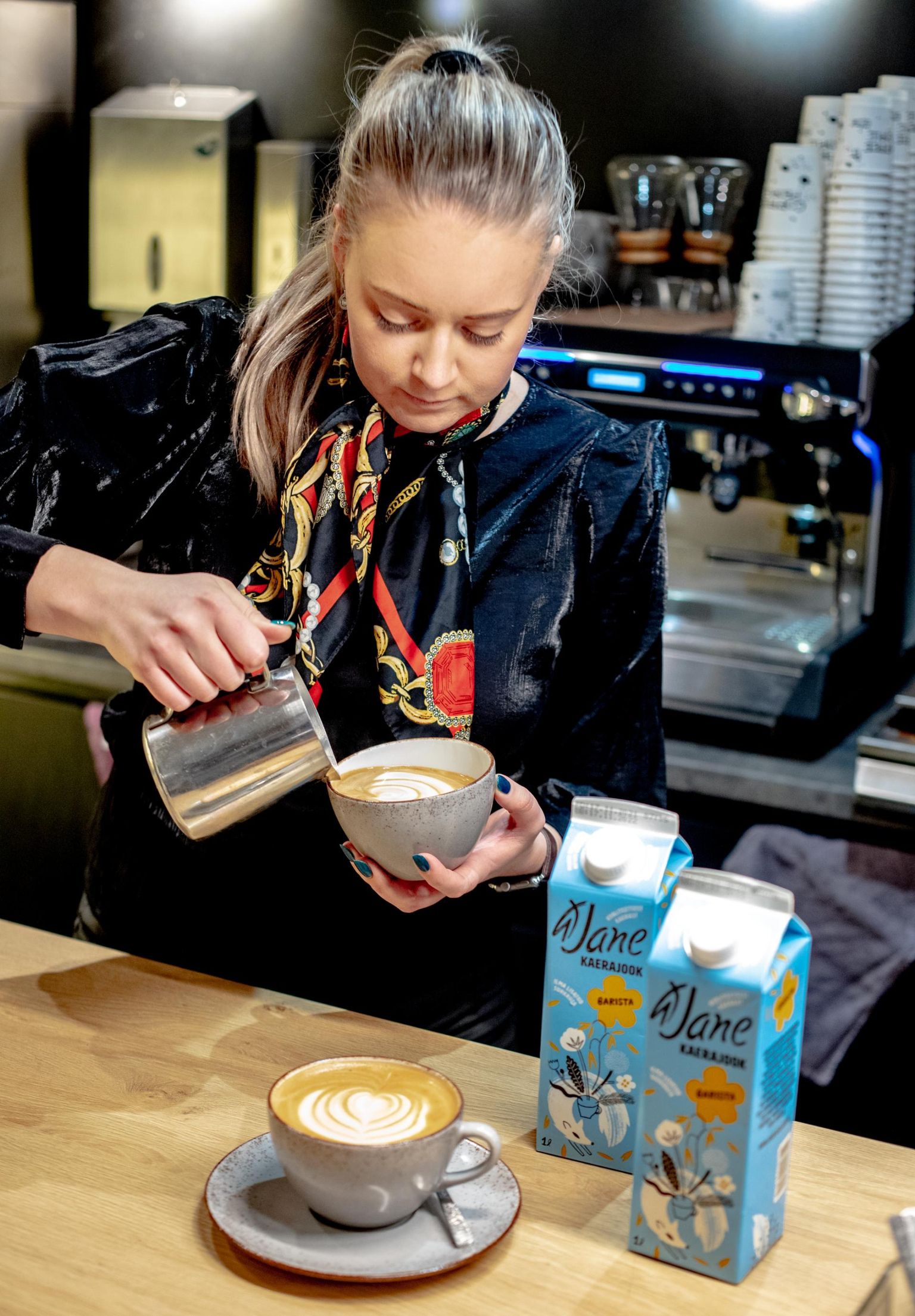 Tallinnas Koidula tänaval asuva Gourmet Coffee kohviku juhataja ja barista Heleriin Adelberti sõnul on kaerajoogist saanud lehmapiimale kõige populaarsem taimne alternatiiv, lükates kõrvale ka laktoosivaba piima.