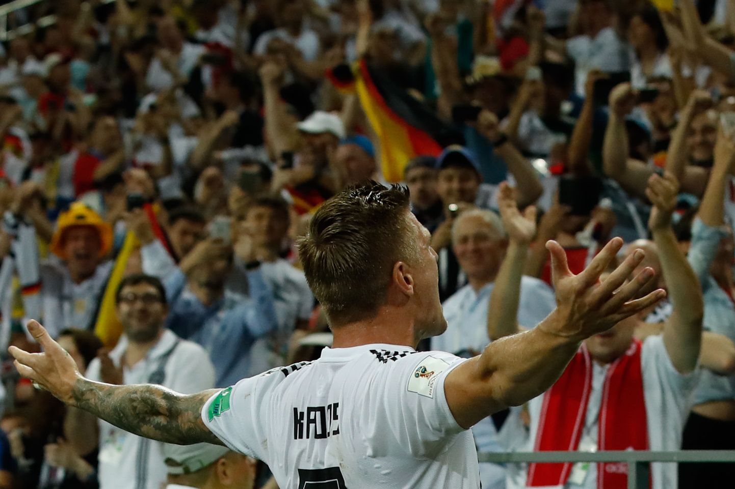 Germany's midfielder Toni Kroos celebrates with supporters after scoring a goal during the Russia 2018 World Cup Group F football match between Germany and Sweden at the Fisht Stadium in Sochi on June 23, 2018. / AFP PHOTO / Odd ANDERSEN / RESTRICTED TO EDITORIAL USE - NO MOBILE PUSH ALERTS/DOWNLOADS