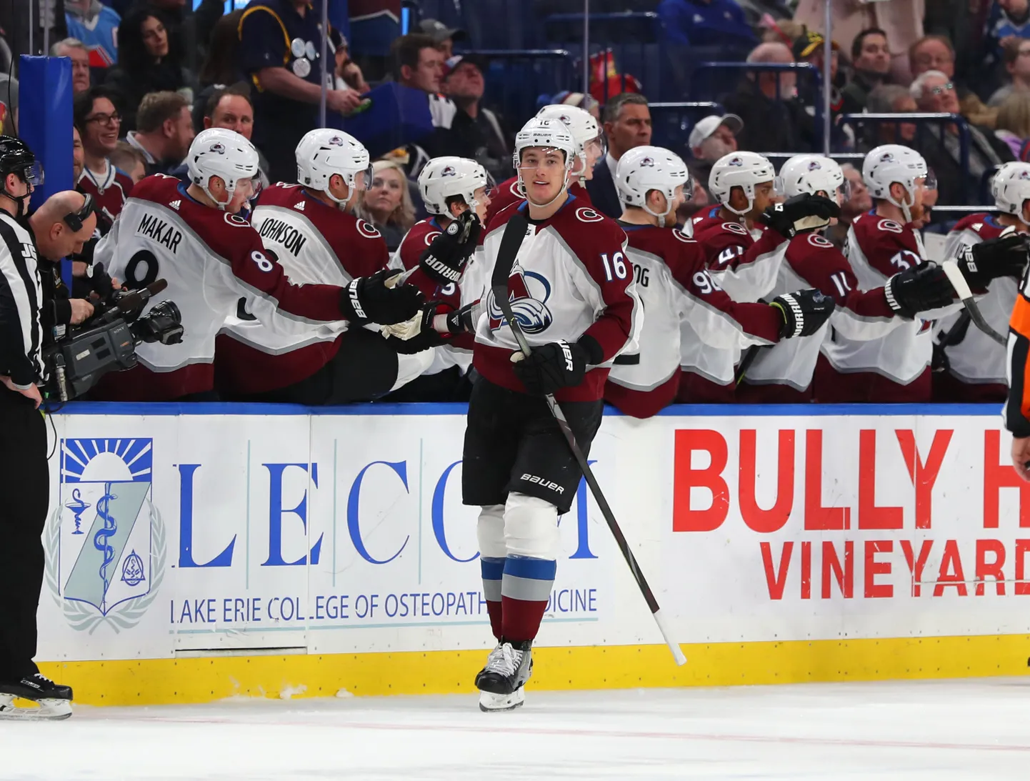 Nikita Zadorov (keskel) 2020. aastal, kui kuulus veel Colorado Avalanche’i meeskonda.