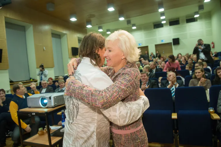 RÜE endine aseesimees Peeter Reemann ja RÜE esimees Kristiina Ojuland olid kolm kuud tagasi, erakonna üldkogul, vägagi sõbralikus meeleolus. Foto: Tairo Lutter
