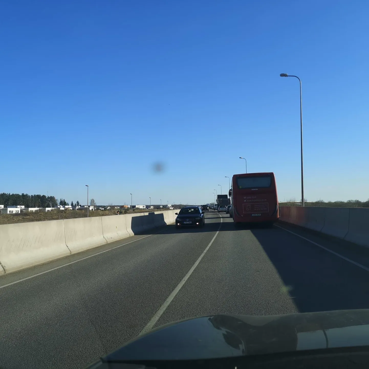 Selline autorivi oli esmaspäeval kella 17.30 paiku Ihaste sillal. Selgus, et ummiku tekitas teokiirusel sõitnud tänavapuhastusmasin.