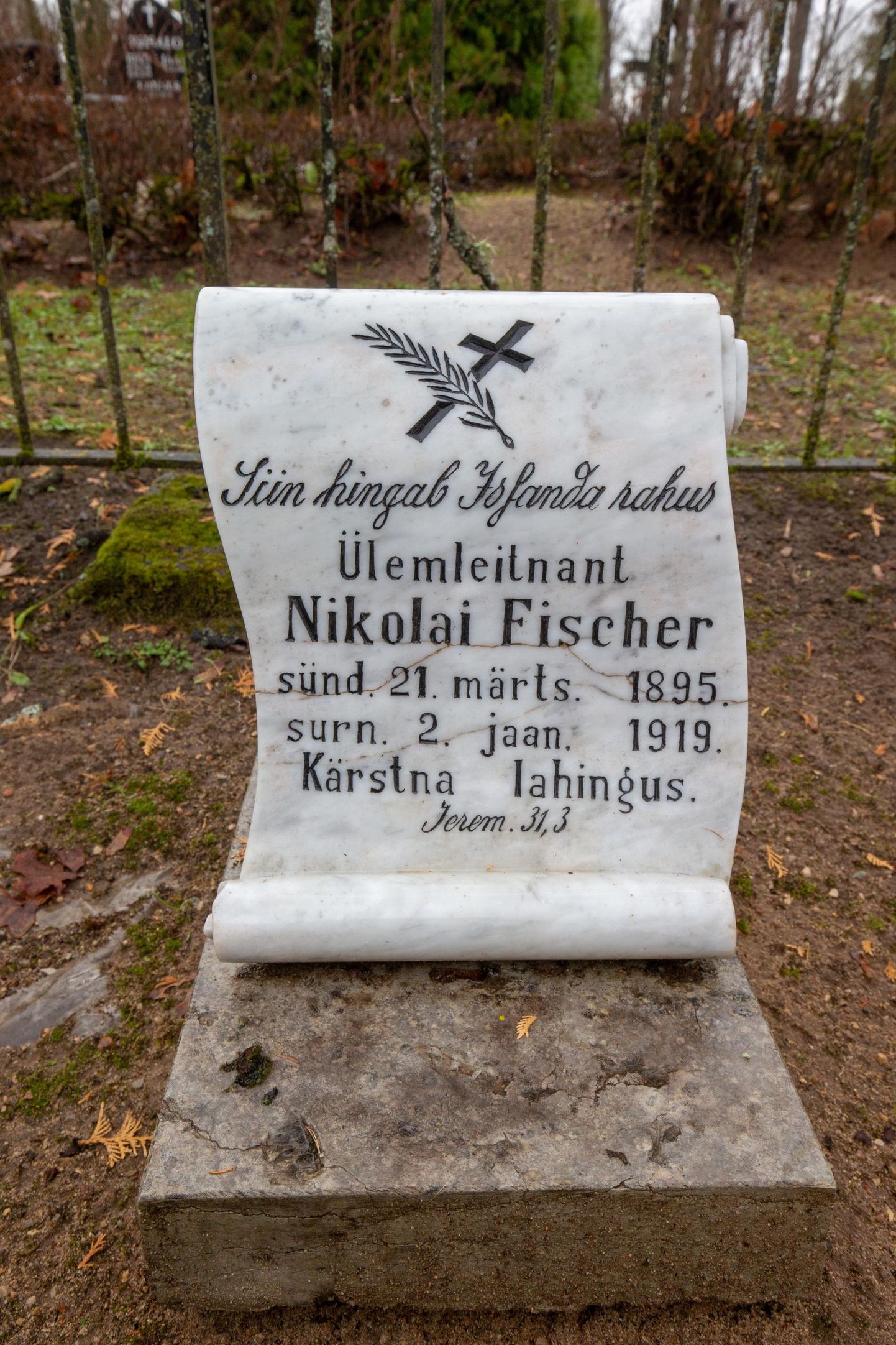 Ratsakomando ülema Nikolai Fischeri puhastatud hauatähis Viljandi Vanal kalmistul.