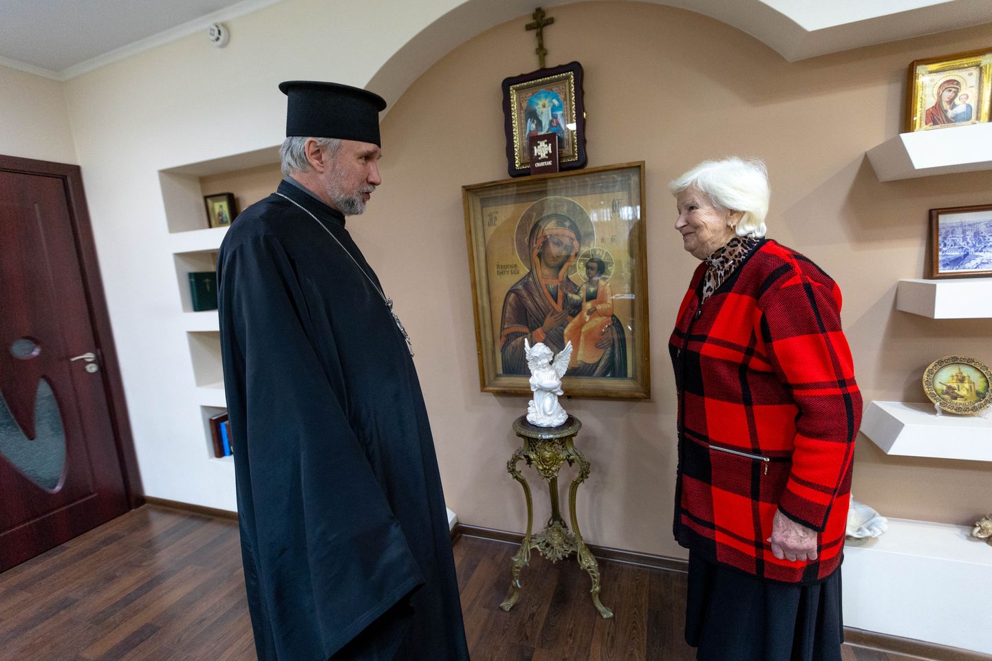 Епископ Украинской Православной Церкви Херсона и Таврии Никодим с матерью Светланой. Три месяца назад им удалось бежать от российской оккупации через Эстонию.