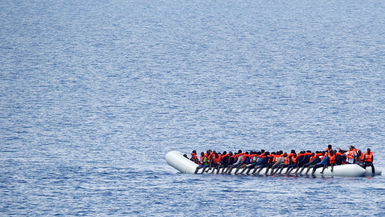 Migrandid ootamas Liibüa ranniku lähedal vabaorganisatsiooni Päästke Lapsed laeva, mis nad peale korjaks.
