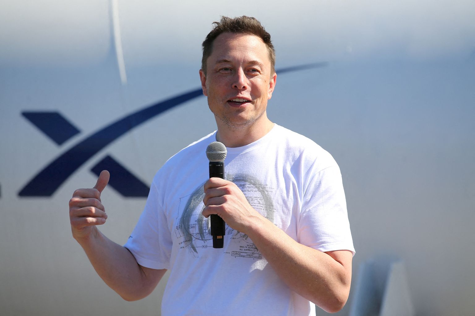 Elon Musk rääkimas 27. augustil 2017 USAs Californias Hawthorne'is kosmosefirma SapceX tulevikust