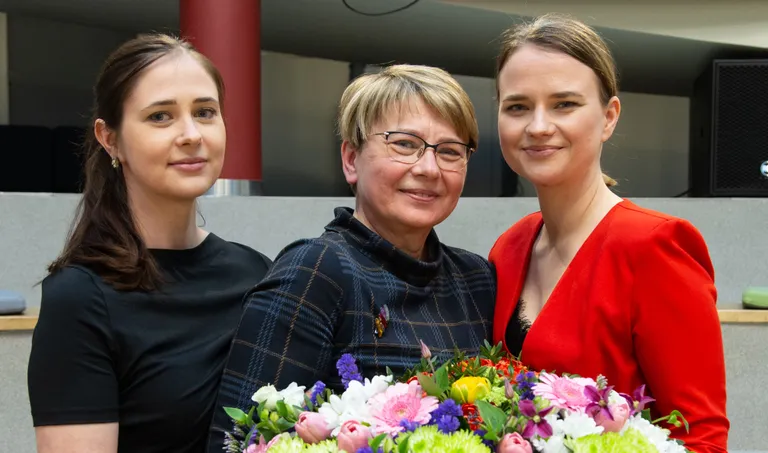 Ulvi Vilumets tütarde Maarja ja Virvega.