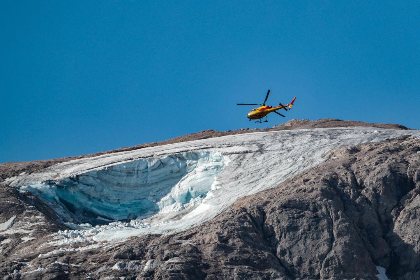 Päästehelikopter lendamas eile Põhja-Itaalias Marmolada mäe kohal, kus päev varem varises kokku suur osa liustikust. 
