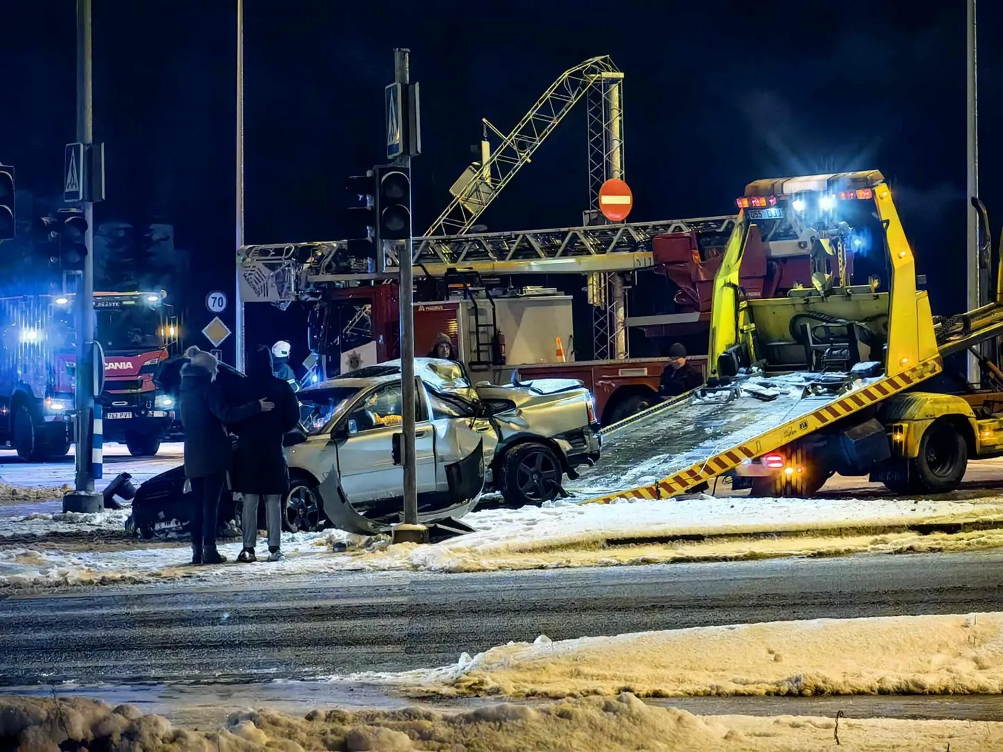 Ehitajate tee ja Savi tänava ristmikul vastu foori sõitnud Volvo pukseeriti pärast juhtunut minema.