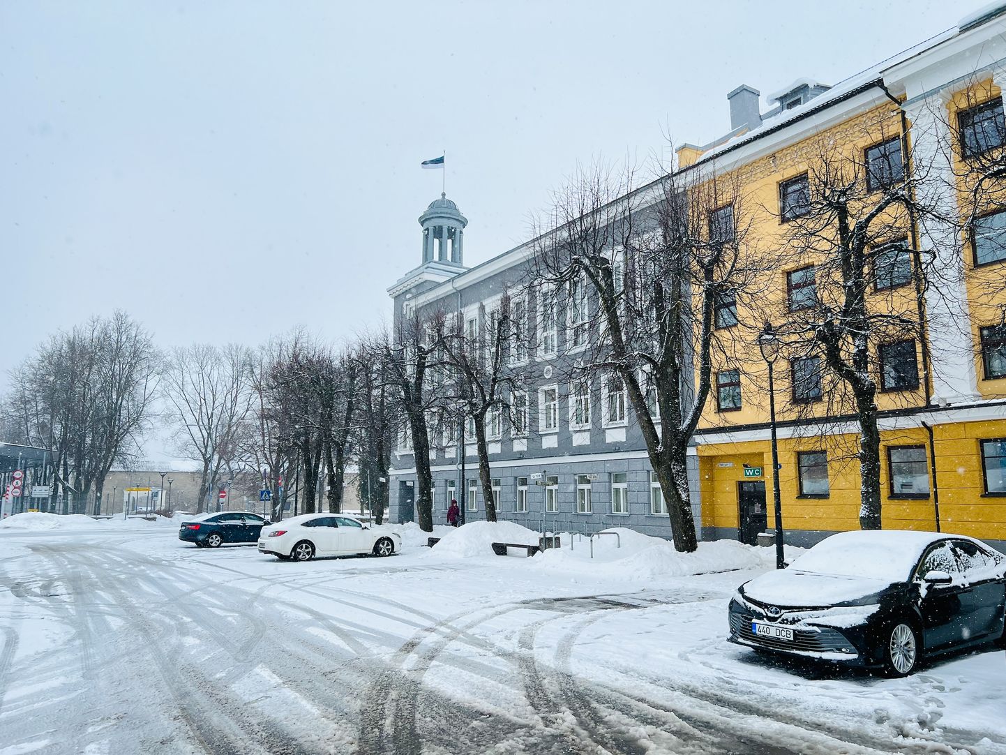 Narva linnavalitsuse hoone Peetri platsi ääres.