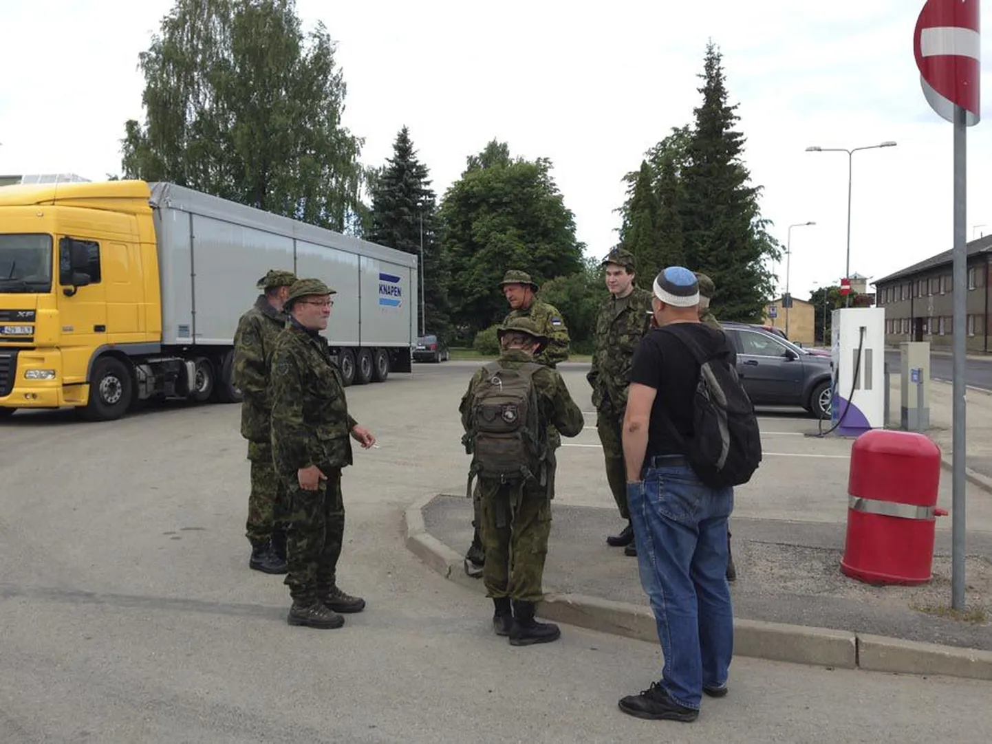 Esmaspäeva varahommikul koondus Karksi-Nuia keskele paarkümmend inimest, et aidata politseinikel Ainja külas asuvast kodust lahkunud meest otsida.