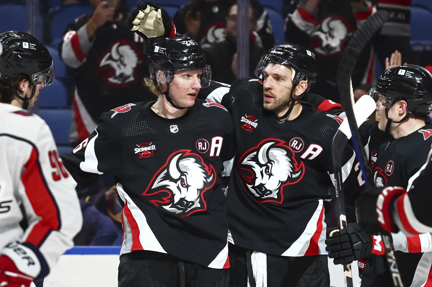 NHL spēlētāji Rasmuss Dālins un Zemgus Girgensons