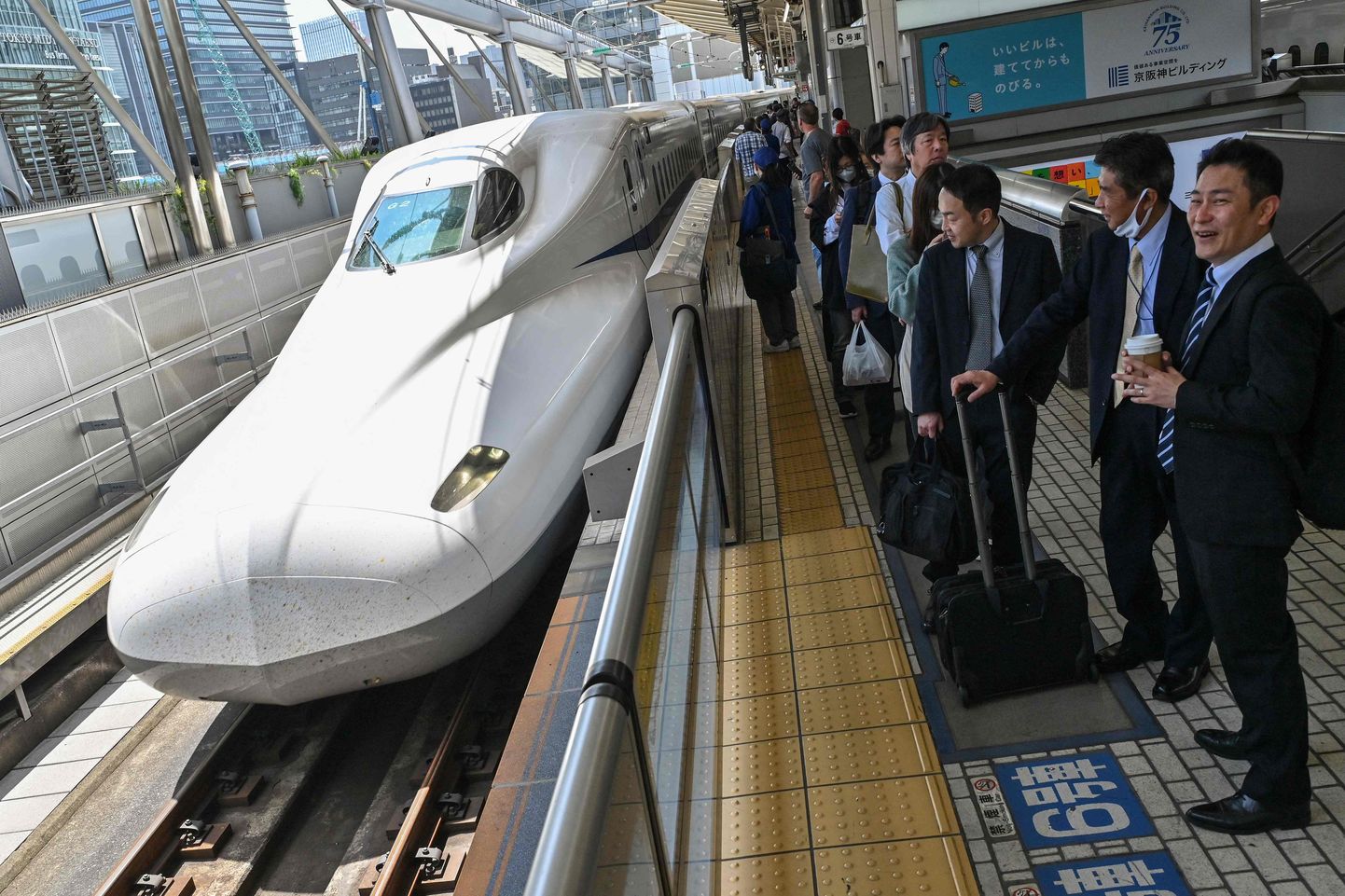 Reisijad Tokyo raudteejaamas astumas ülikiirrongi shinkansen’i pardale.