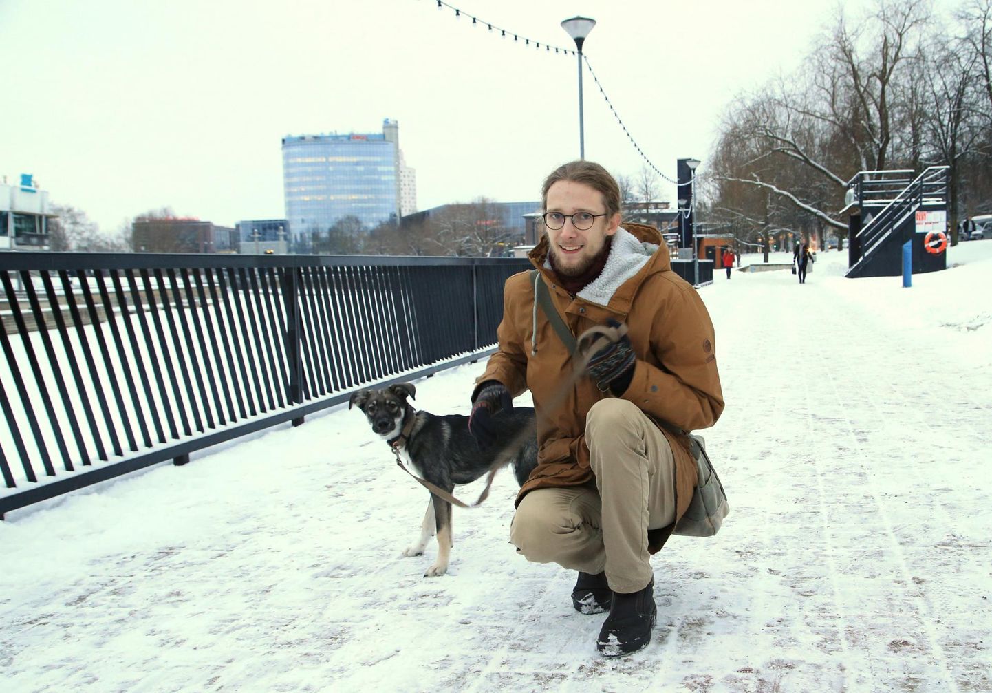 Karl Erik Saks oma koera, viiekuuse Hugoga.