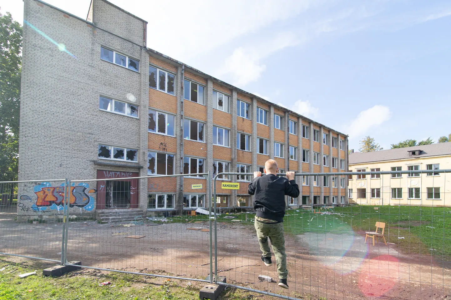 Teisipäeval oli tühjaks jäänud koolimaja ümbrus tarastatud ning paigaldatud ka turvakaamerad, ent ikka oli seal näha turnivaid lapsi.