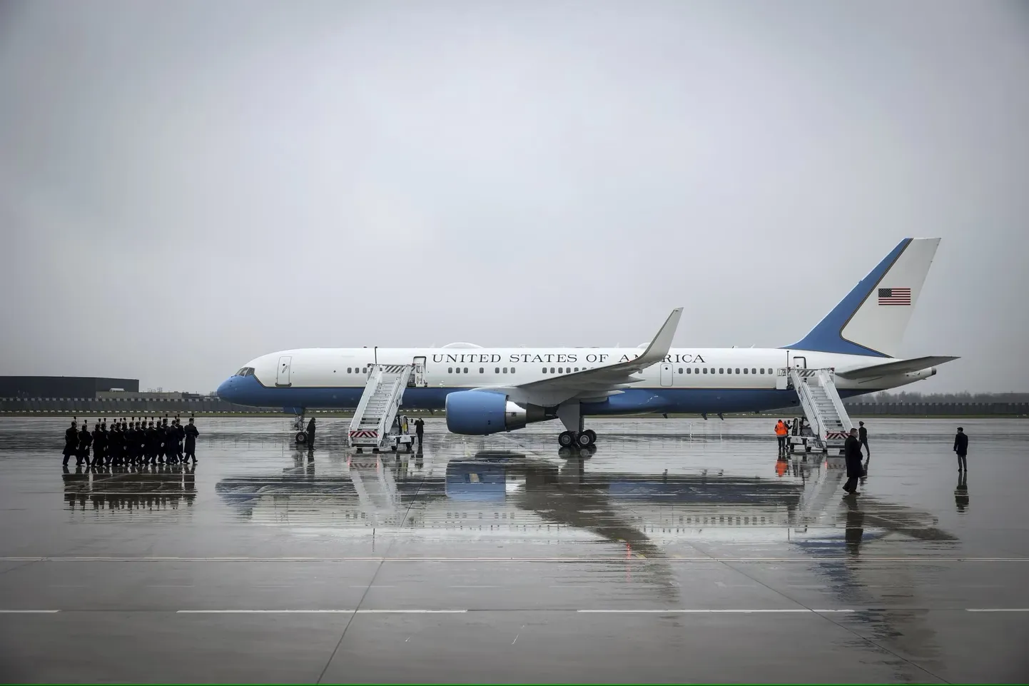 Ametilennuk, mille pardal viibis USA asepresident JD Vance, on maandunud esmaspäevases Pariisis.