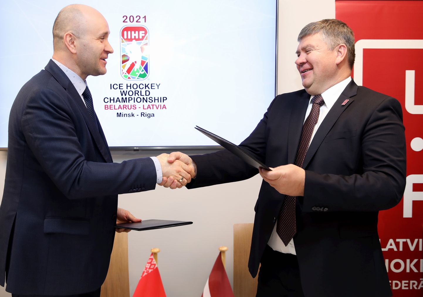 Baltkrievijas Hokeja asociācijas priekšsēdētājs Genādijs Savilovs un Latvijas Hokeja federācijas prezidents Aigars Kalvītis.
