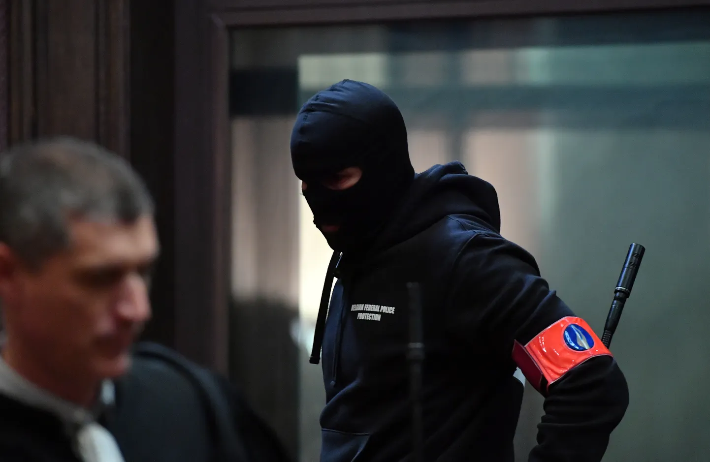 Kohtuprotsessi turvav eriüksuslane.