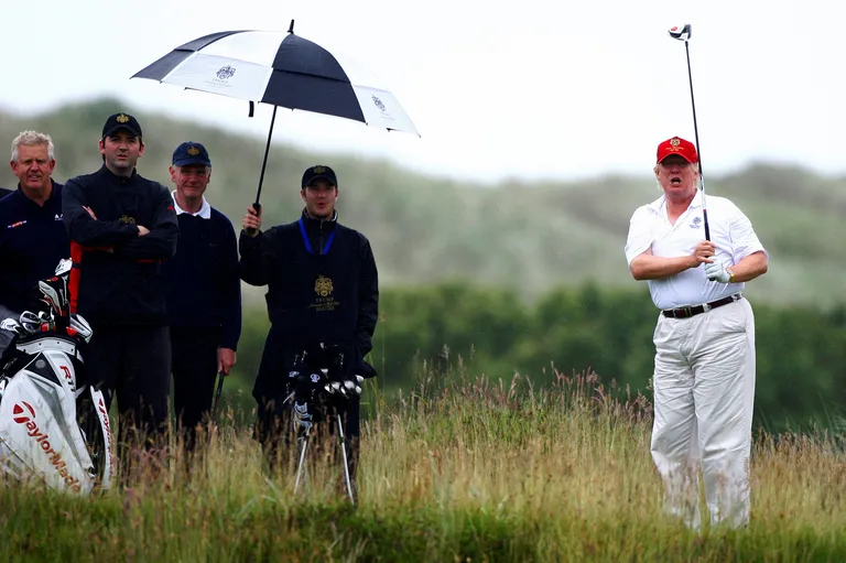 Donald Trump golfi mängimas