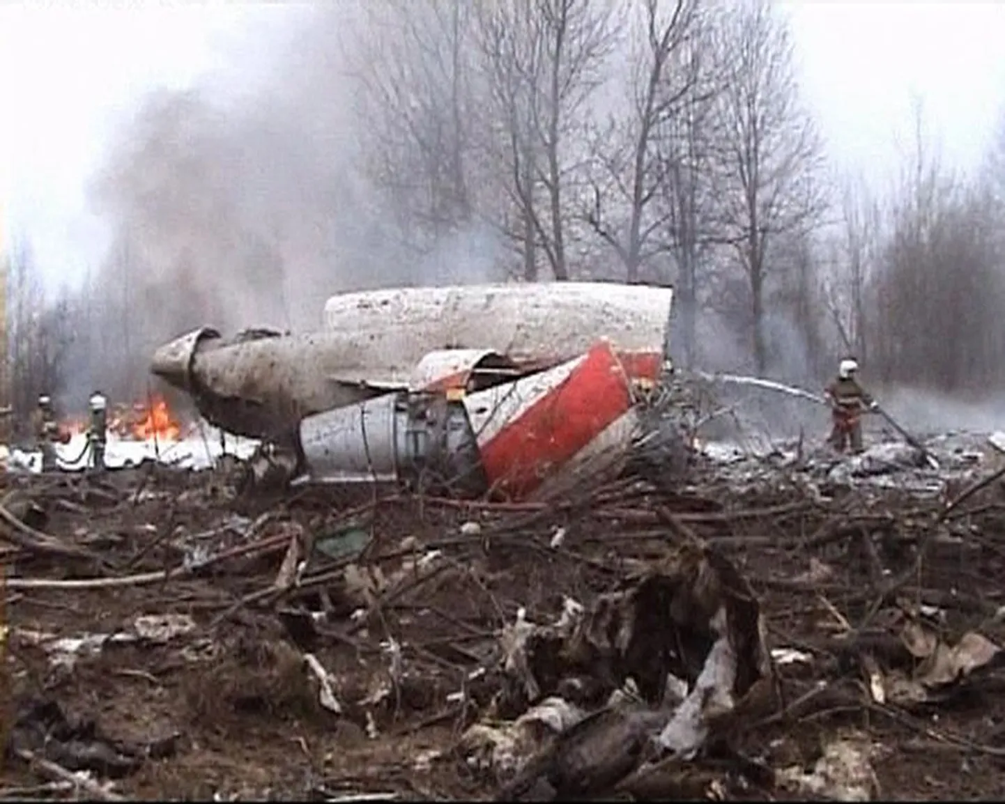 Poola presidendi lennuki tükid Smolenski lennuvälja lähedal metsas.