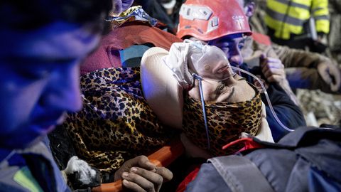ВИДЕО ⟩ Спустя 212 часов после землетрясения в Турции найдена живой 77-летняя женщина