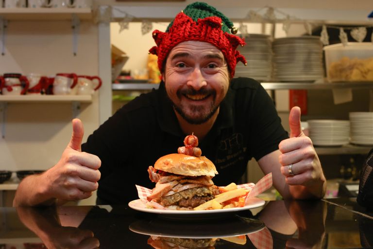 Eddie Weights eelmise aasta jõuluburgeriga, mis jäi suuruselt selle aasta omale alla (Caters).
