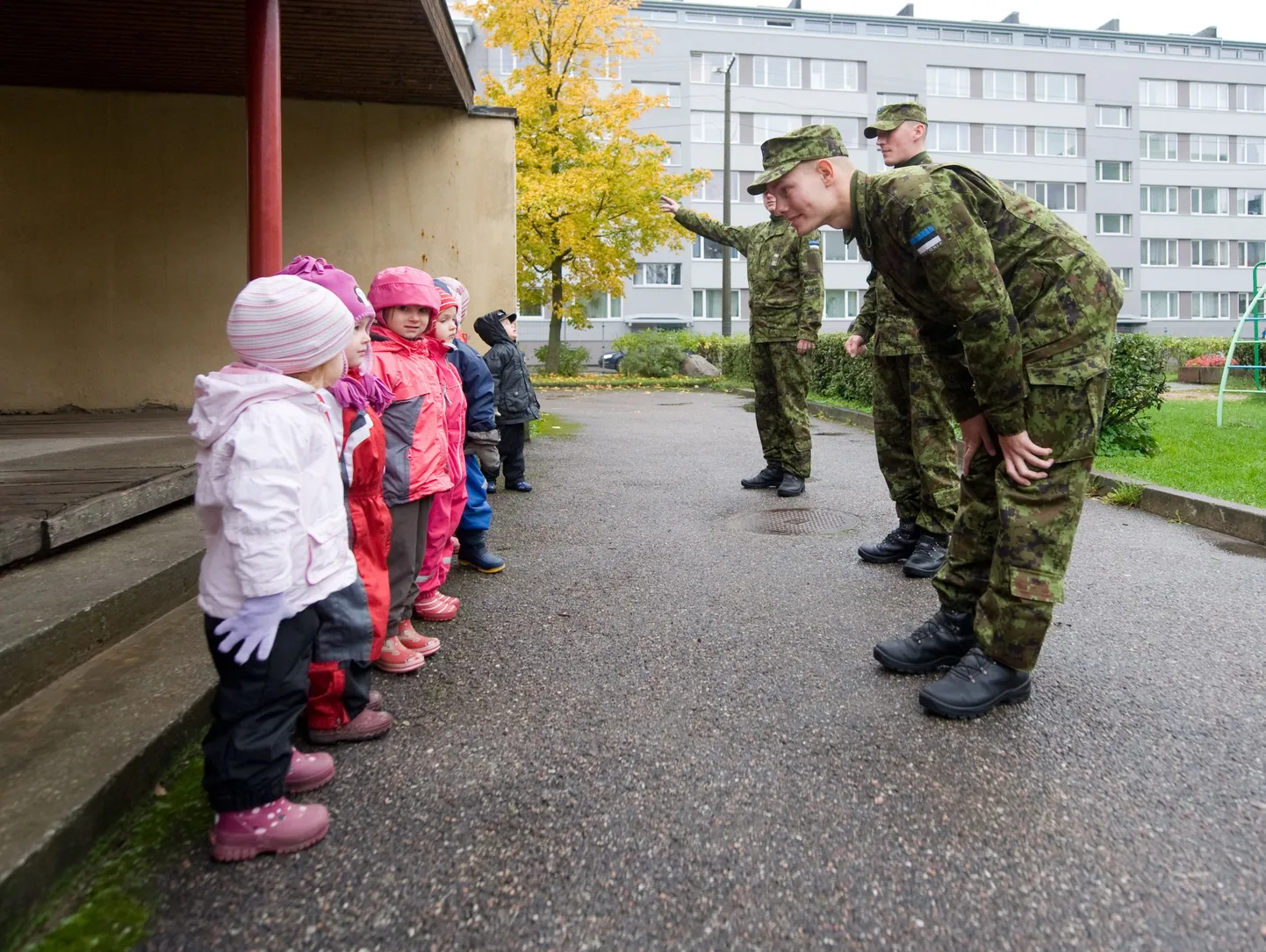 Ajateenijad käisid Liivamäe lasteaias lastega koos õppimas ja mängimas.