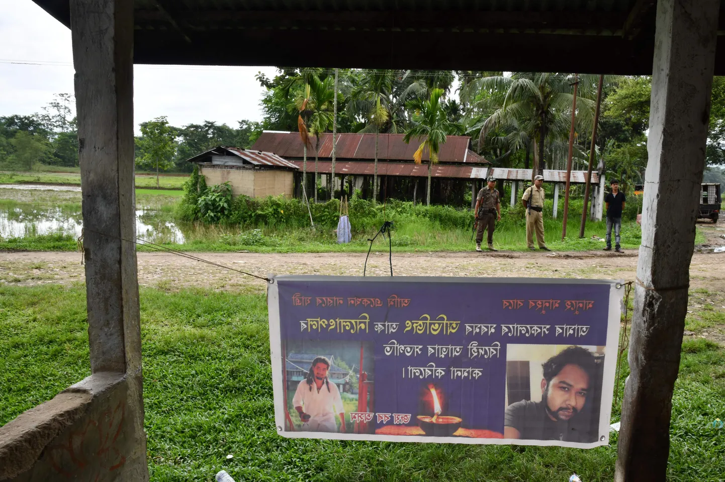 Kahele mehele, kes lintšiti Panjuri Kachari külas, on üles pandud mälestav plakat. Tagaplaanil on India korrakaitsejõud.
