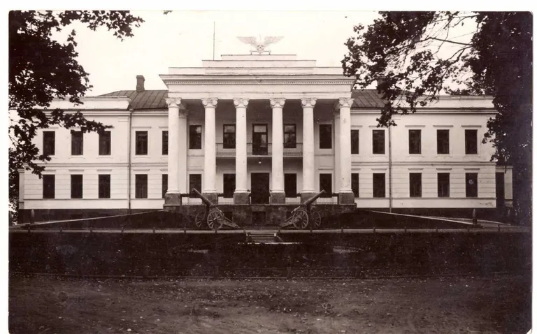 Tapa mõisahoonet, kus 1920. aastatel asus 1. soomusrongirügemendi staap, peeti üheks kauneimaks Eestis.