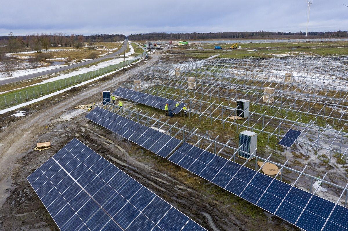 Sel nädalal algas Kiviõli lähedale rajatavas taastuvenergiapargis ka päikesepaneelide paigaldamine.