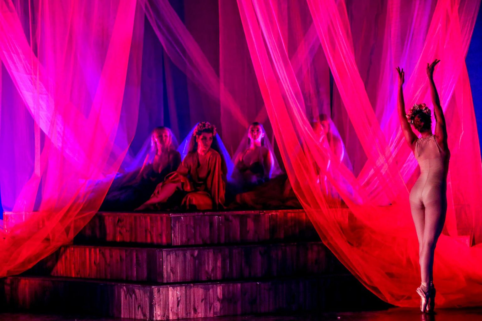 «Peer Gyntis» saab vaadata Anitra tantsu. Stseenis on Külli Reinkubjas (paremal) ja Maria Valk Anitrana (poodiumil esiplaanil).