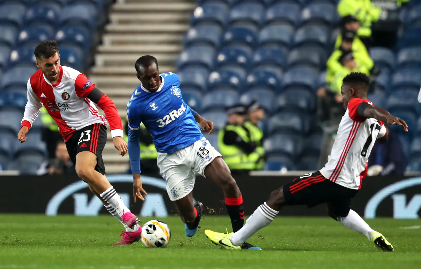 Rangers'i poolkaitsja Glen Kamara (sinises).