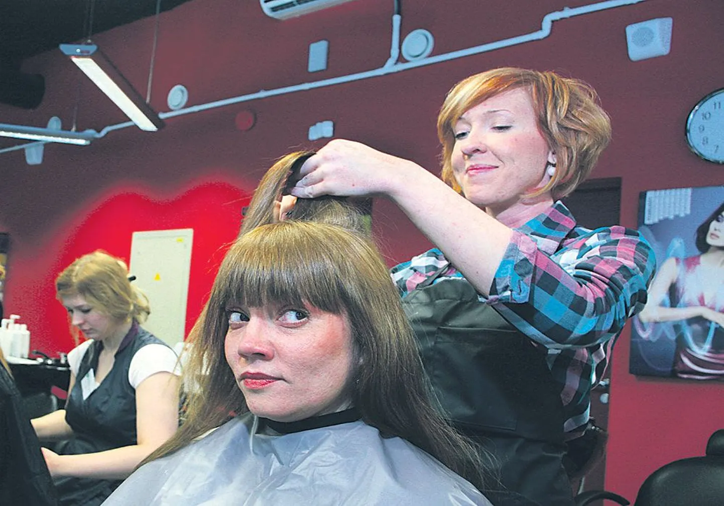 Волосы Кайли Няреп укладывает выпускница центра профобразования, новоиспеченный парикмахер Эллика    Эйдаст, у которой имеется также диплом о высшем прикладном образовании по специальности бутафор-декоратор.