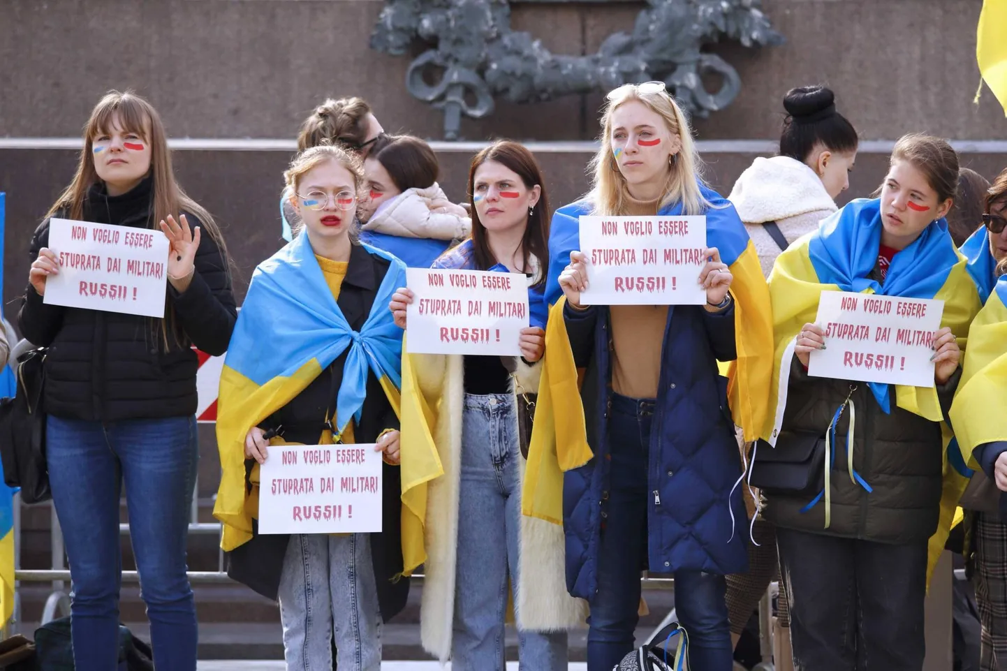 Meeleavaldajad Milanos siltidega «Ma ei taha, et Vene sõjavägi meid vägistaks».
