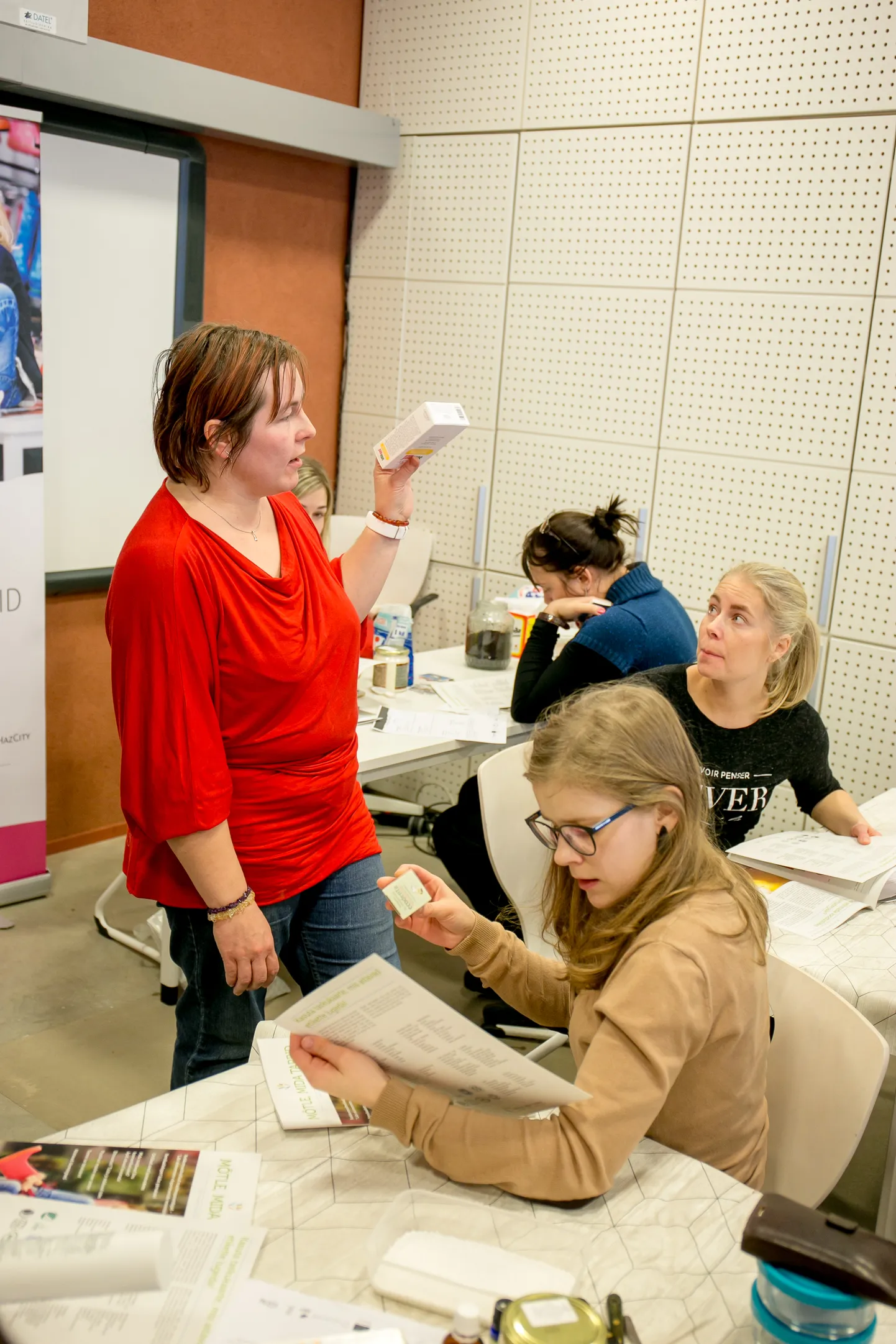 Kosmeetikatoodete valmistamise töötuba Pernova loodusmajas läks täisklassile.
