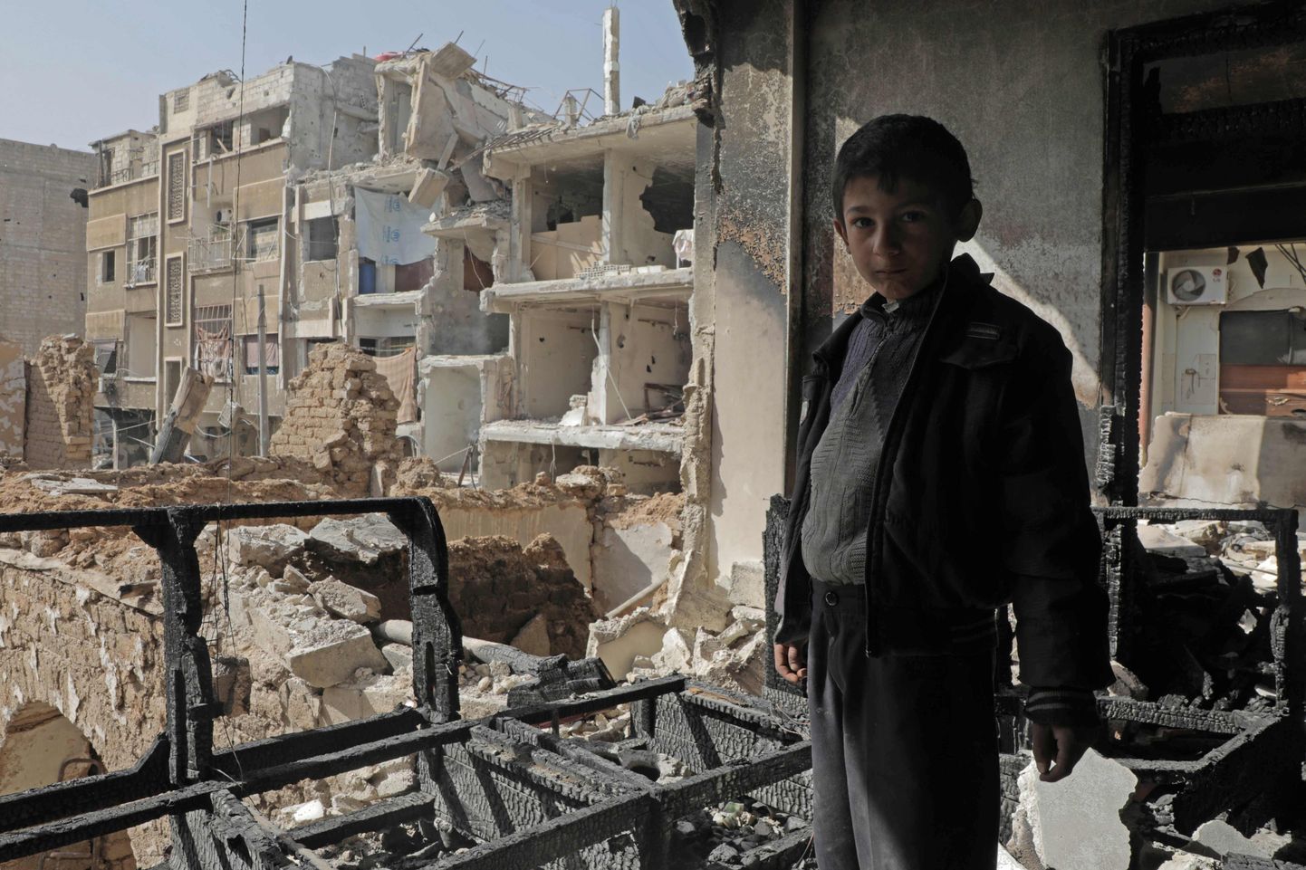 Süüria poiss õhulöökides purustatud majas Doumas pühapäeval. Läinud nädalavahetusel algas inimeste evakueerimine linnast.