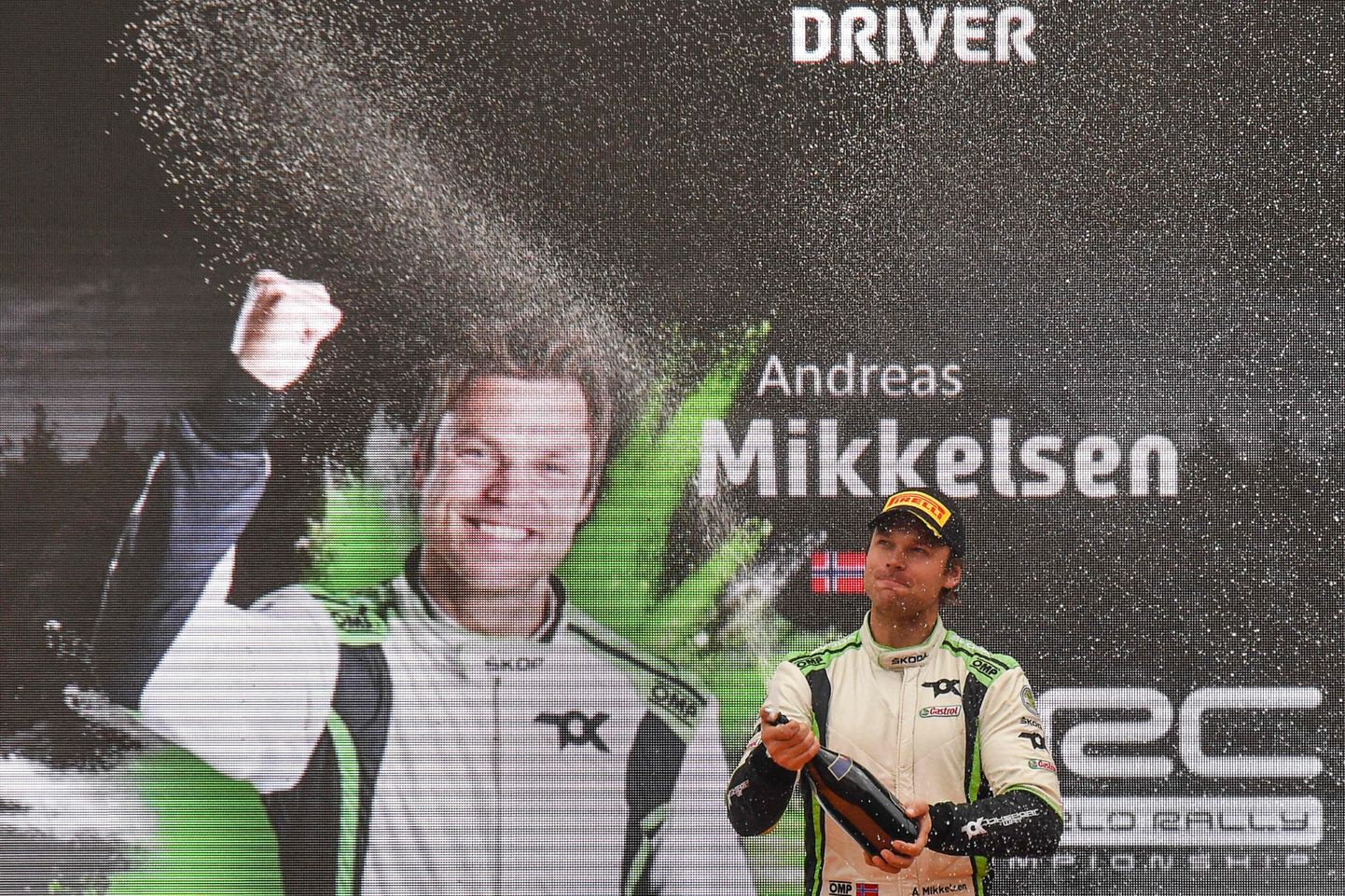 Andreas Mikkelsen Monza ralli järel WRC2-tiitlit tähistamas.