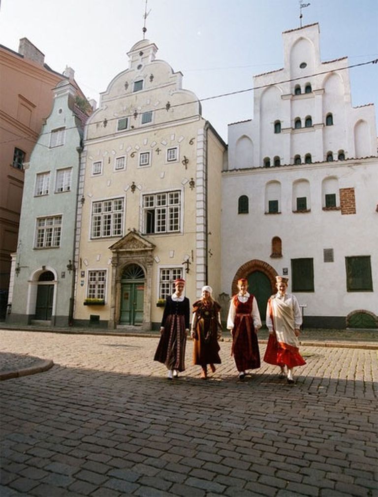Tūristi varēs fotografēties ar meitenēm latviešu tautas tērpos 